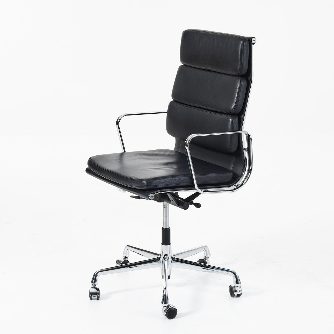 CHARLES & RAY EAMES. kontorstol, „Soft Pad Chair EA 219, højt ryglæn“, Vitra, drejemekanisme, på hjul, forkromet metalstativ, 2000'erne.