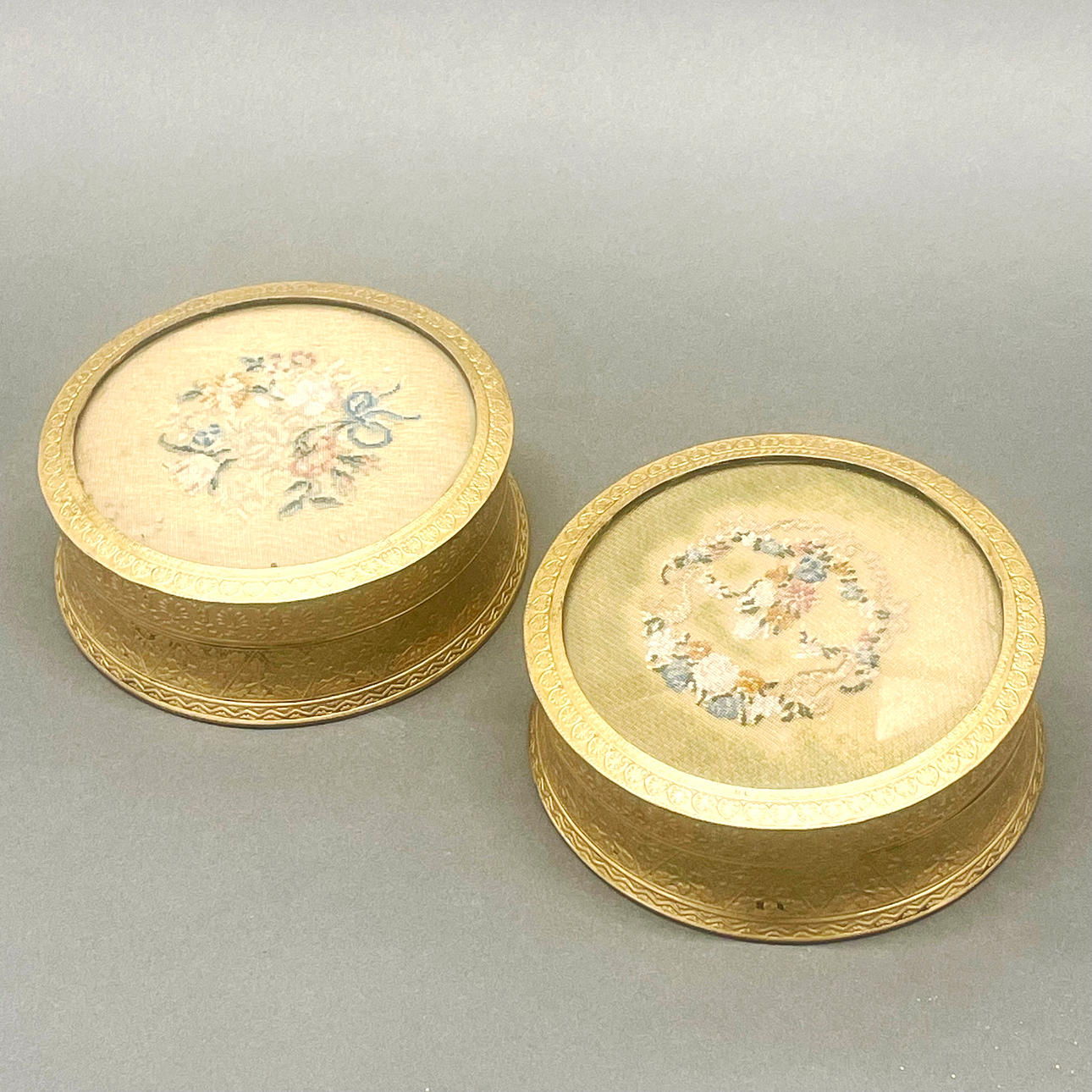 PARI KULLATTUJA METALLIJAUHEKULHOJA.