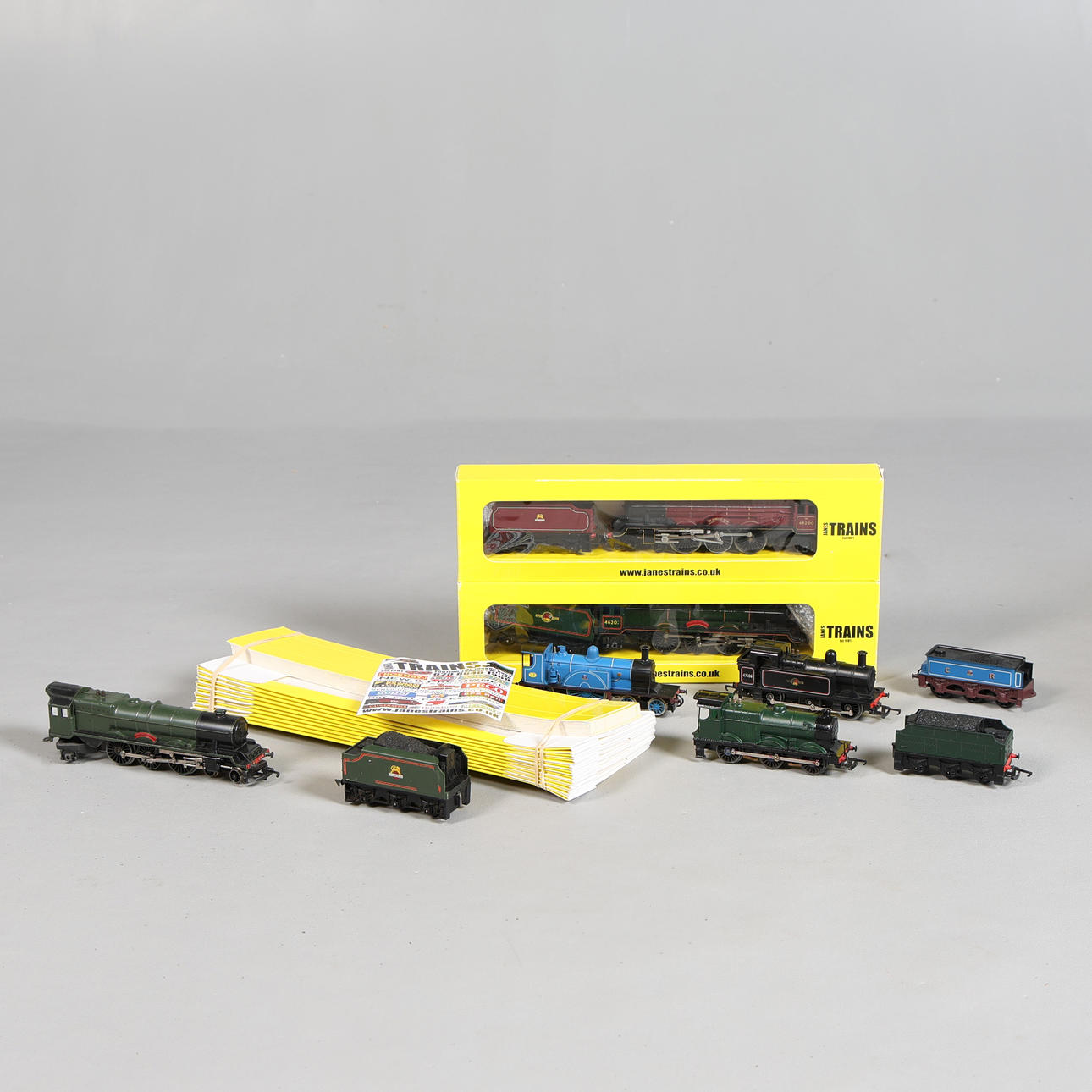 TRI-ANG 00 GAUGE MODELS (QTY).