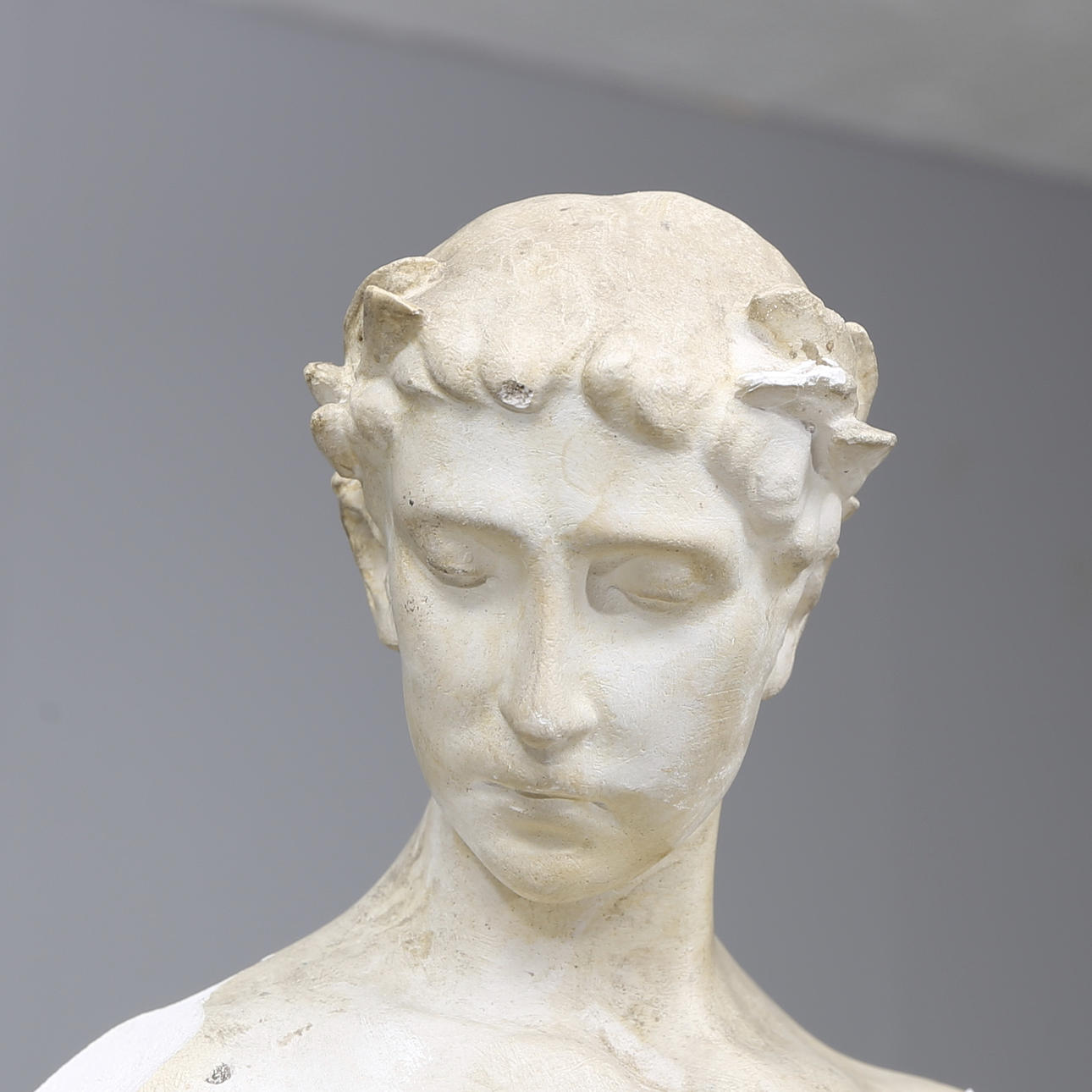 OIDENTIFIERAD KONSTNÄR. Skulptur, gips, Frankrike, otydlig gjutarstämpel.