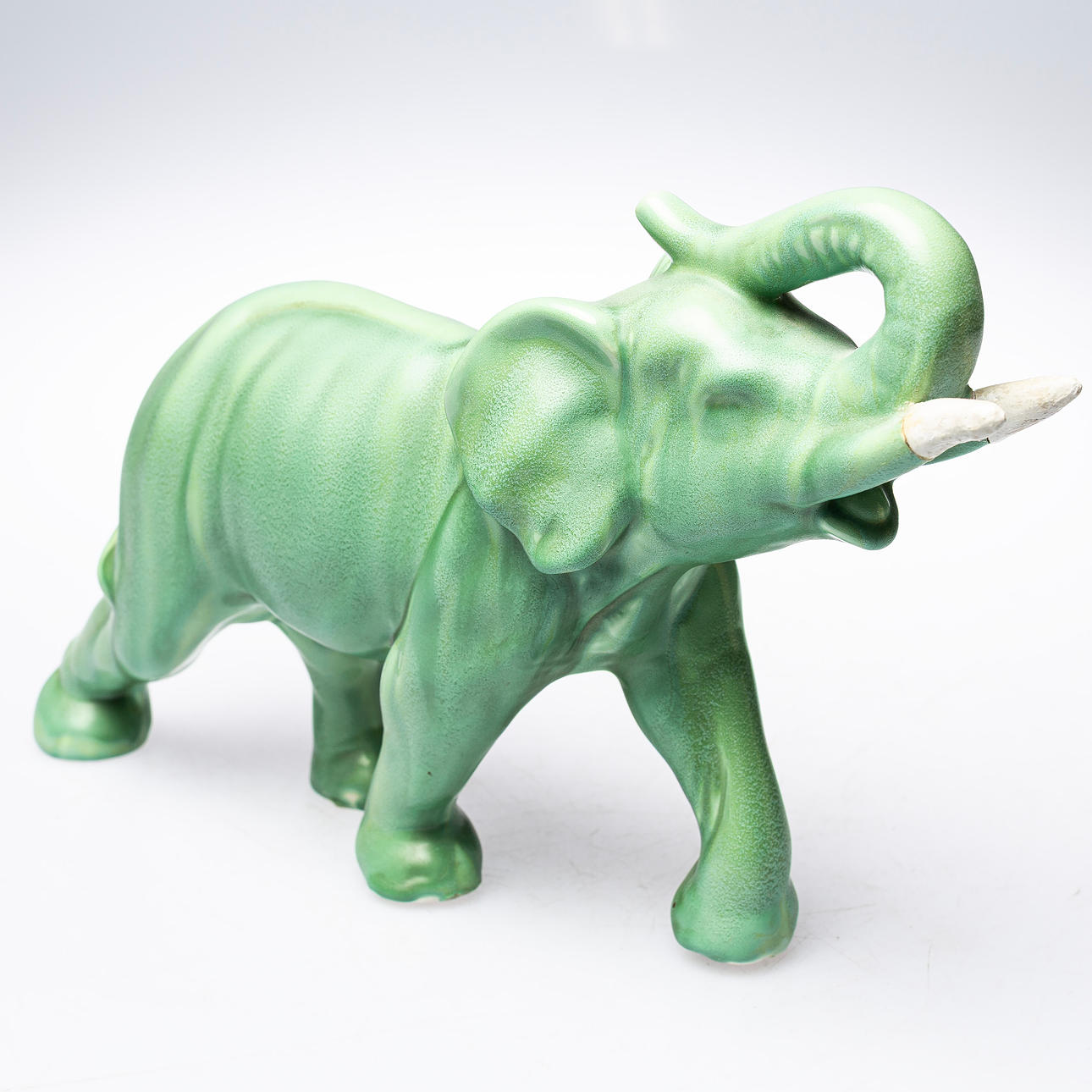 ELEFANTE, estatuilla, esmaltado en verde.