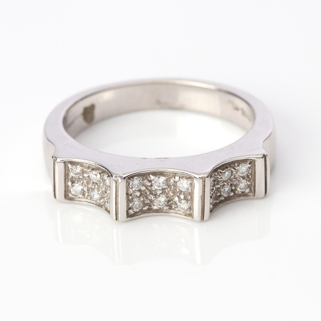 ALFIERI & ST JOHN, anillo de diamantes de 18 quilates.