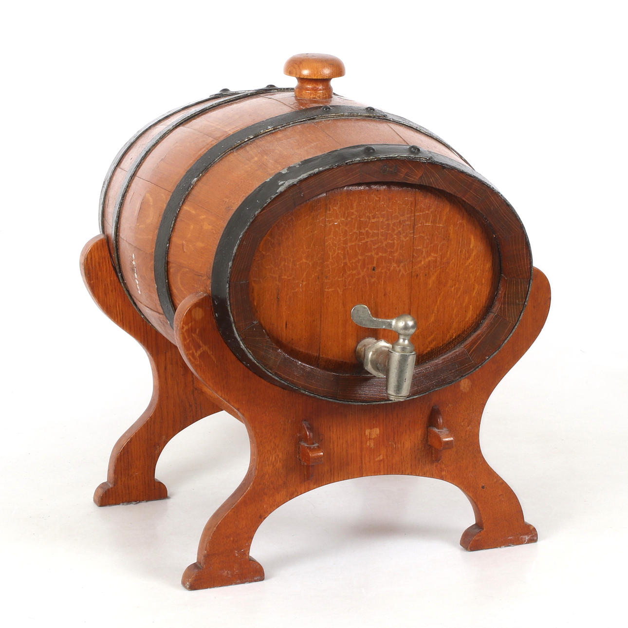 Bierfass, auf einem Beinständer, 20. Jahrhundert.