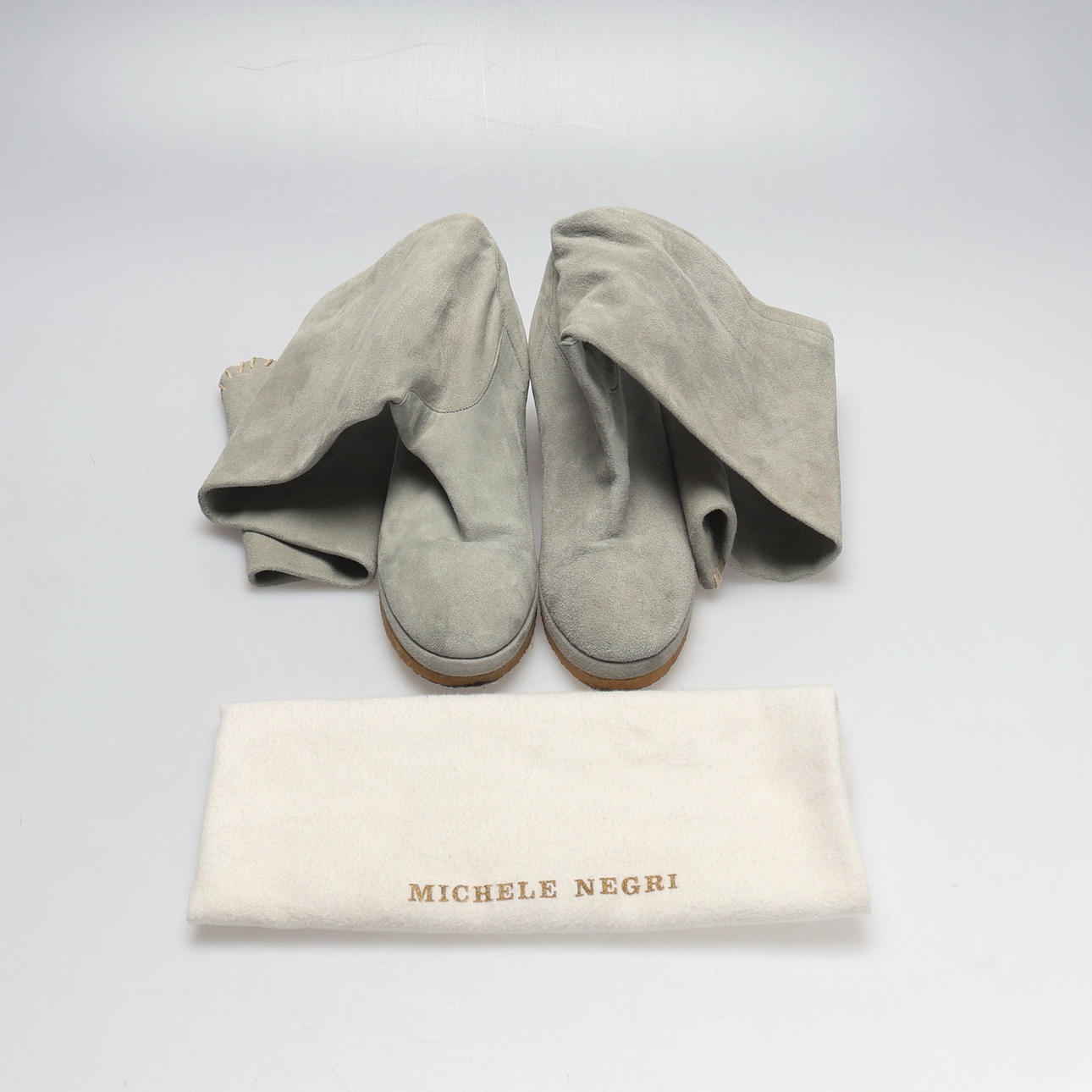 MICHELE NEGRI. Stiefel, „Wildlederstiefel mit Keil“.