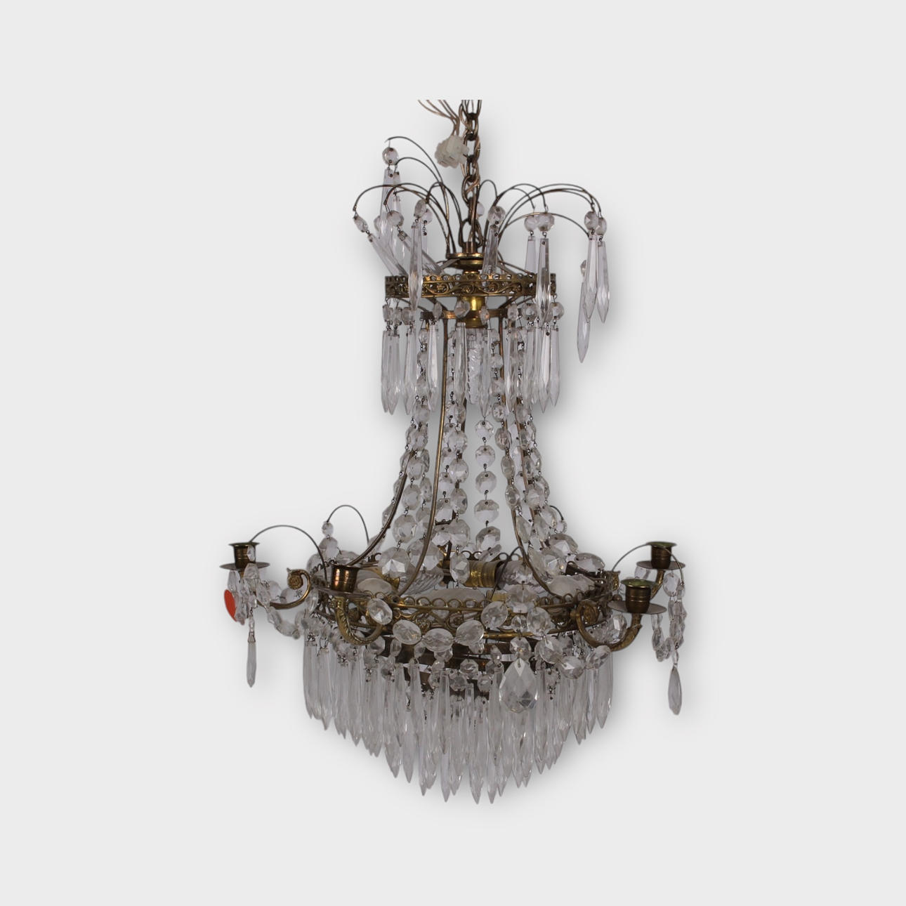 Ein Deckenlüster aus dem 20. Jahrhundert mit Prismen.