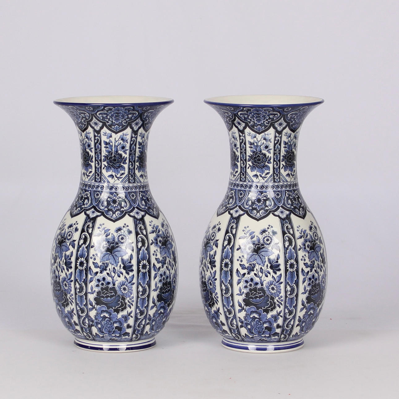 VASEN, ein Paar, Porzellan, Delft.