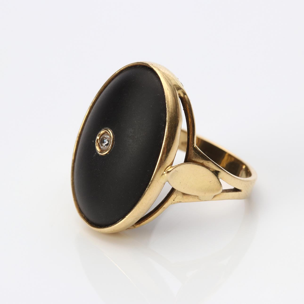 GOLDRING 18K mit Diamant und Onyx.
