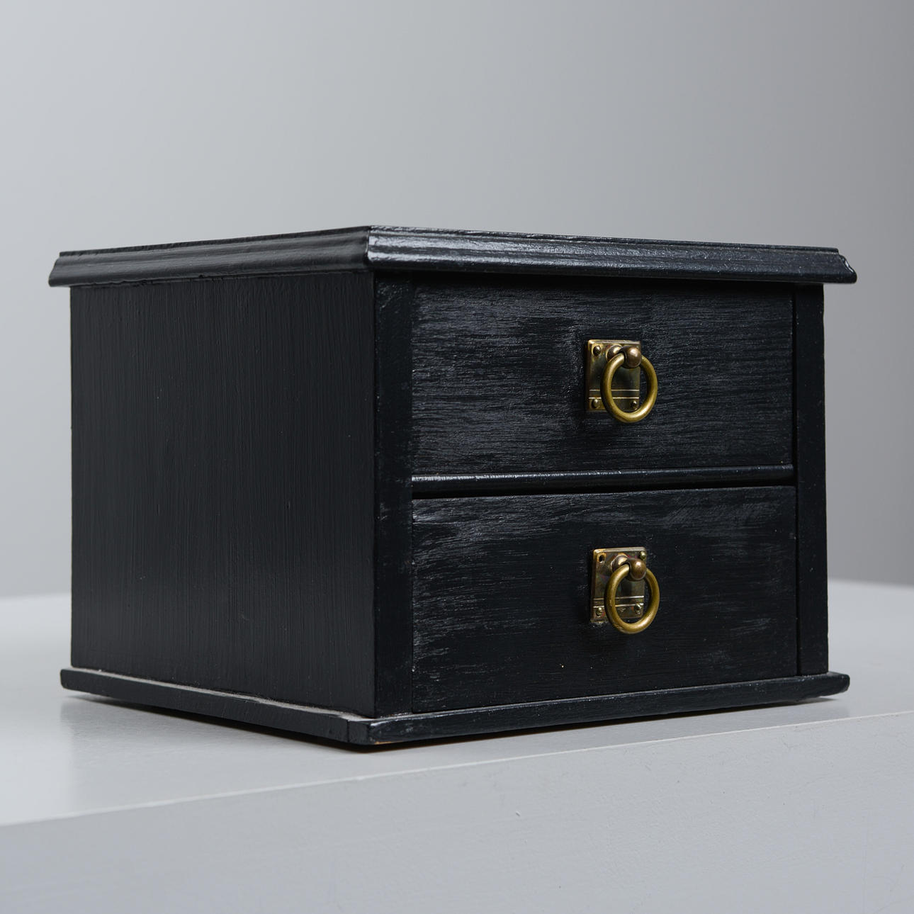 Eine hölzerne Tischkommode aus dem 20. Jahrhundert.