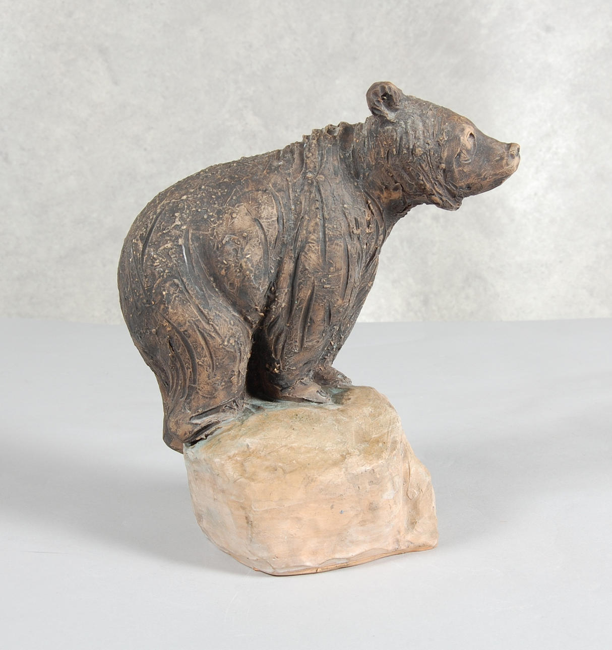 TILGMAN, björn, stengods, signerad.