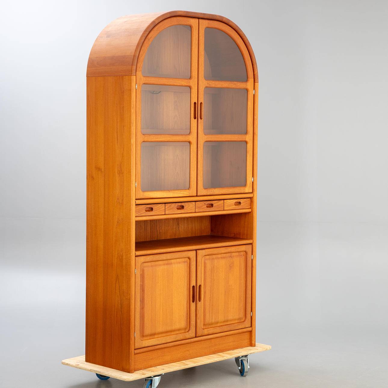 Dyrlund. Showcase/skåp, Danmark.