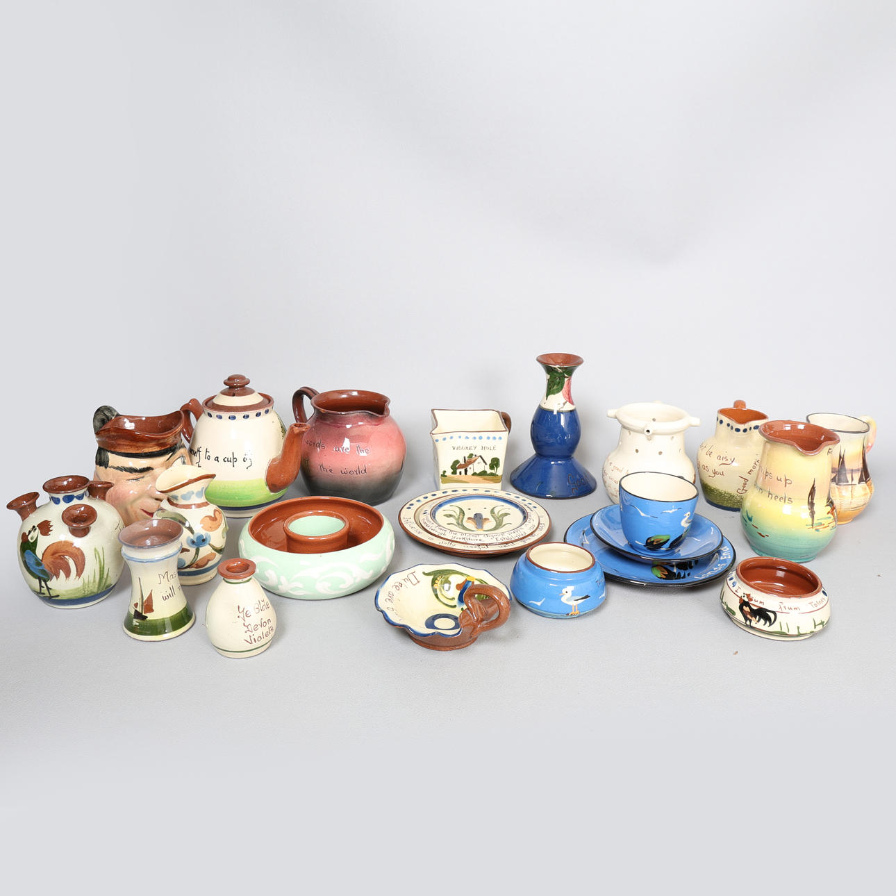 EINE SAMMLUNG VON TÖPFERWAREN AUS SOUTH DEVON (22).