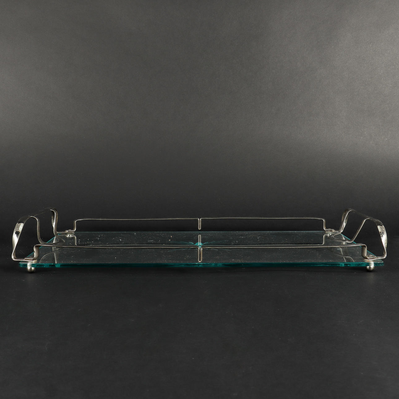 BRICKA slipat glas med metalldetaljer.