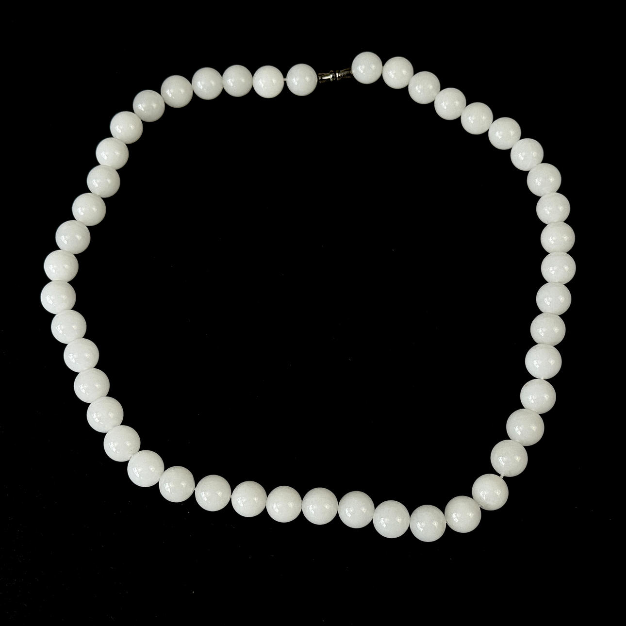COLLAR DE CUENTAS DE JADE BLANCO.