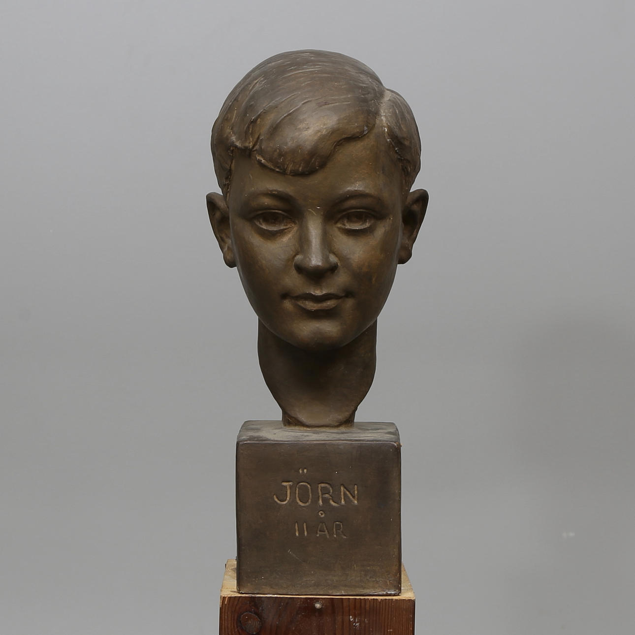 CARIN NILSON(1884-1973). "Jörn 11 år". Skulptur, byst, gips, signerad och daterad 1933.