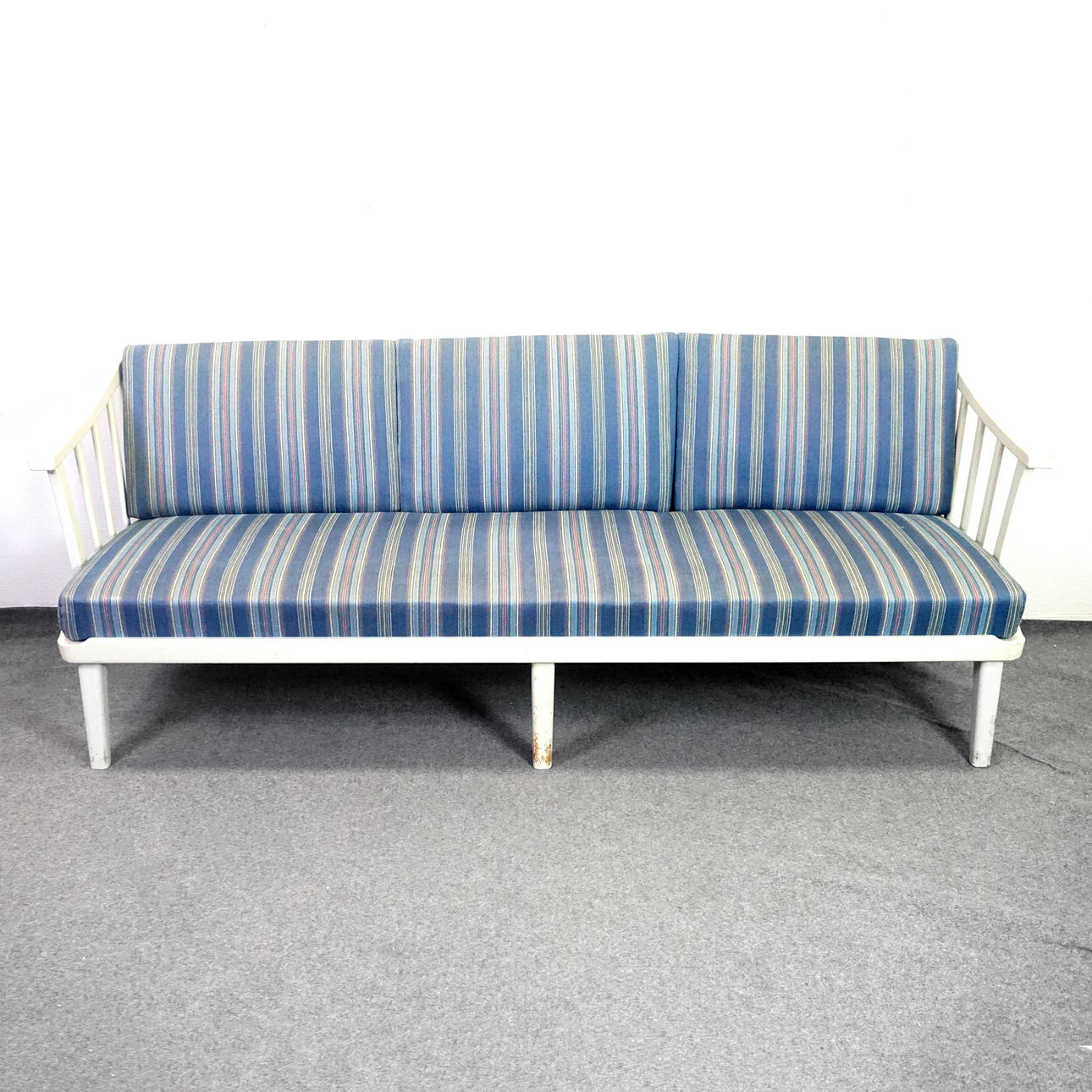 CARL MALMSTEN. Sofa, “Visingsö”, label AB Karl Andersson & Söner.