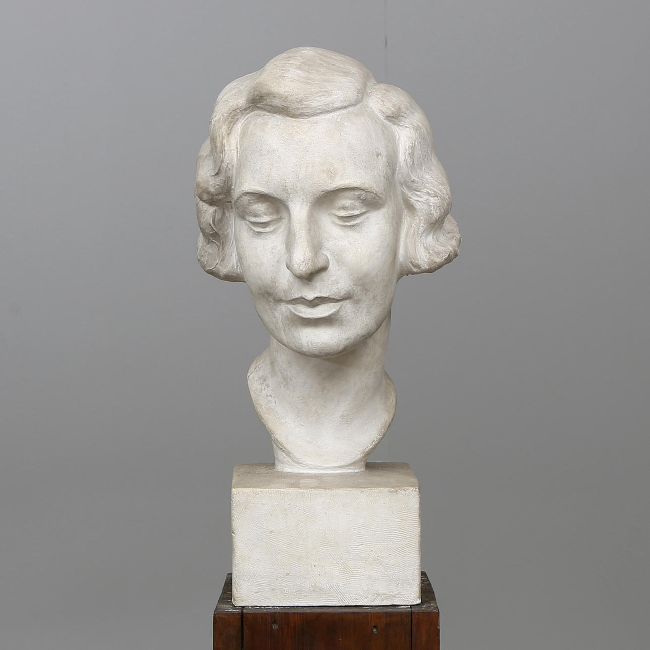 CARIN NILSON(1884-1973). Skulptur, byst, gips, signerad och daterad 1932.