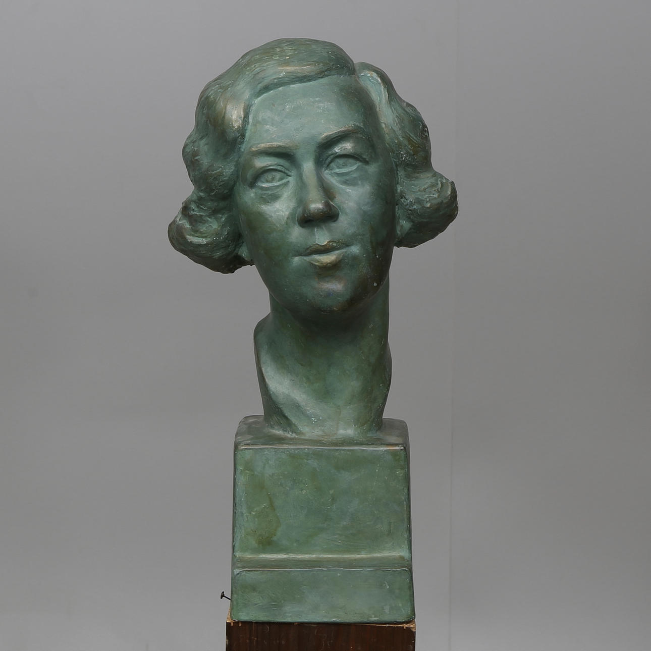 CARIN NILSON(1884-1973). Skulptur, byst, gips, signerad och daterad 1930.