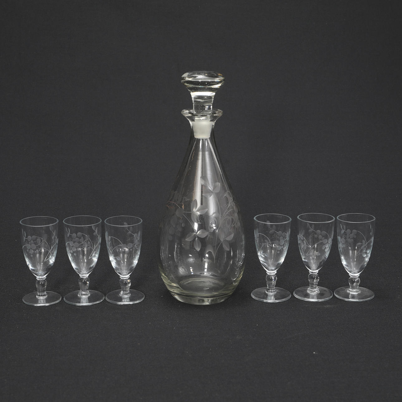 LASIKARAHVI plus kuusi lasia.