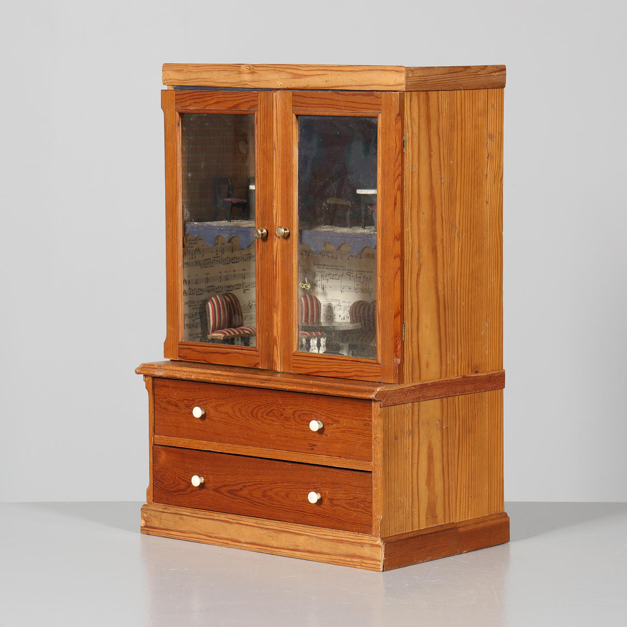 VIEWING CABINET/DOLL CABINET with accessories.