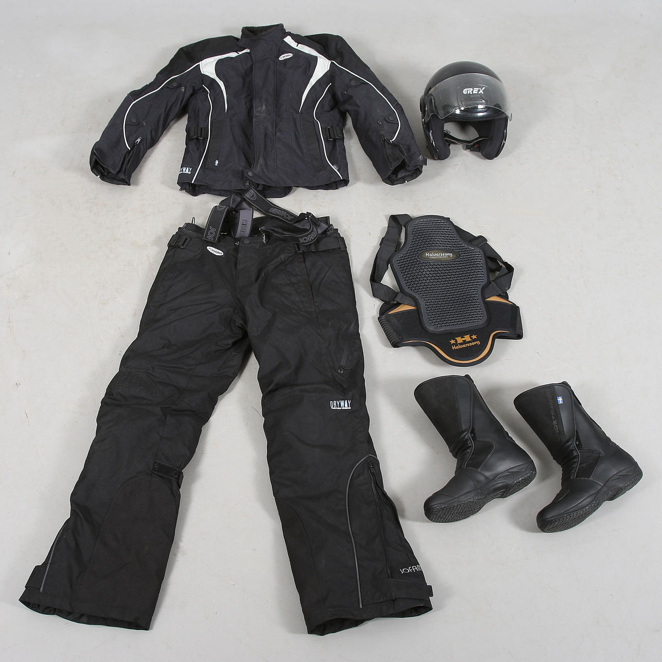 MC-STÄLL "Jofama", RYGGSKYDD "Halvarsson", STÖVLAR "Outlast" och HJÄLM "Grex", 7 delar. 2000-tal.