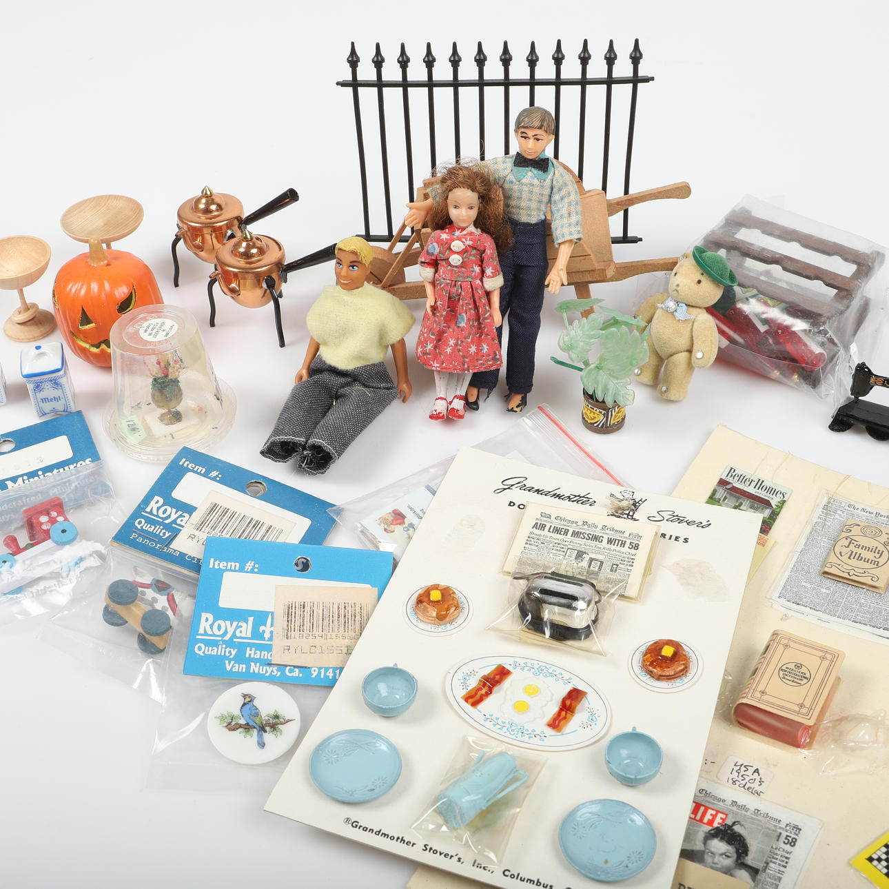 DOCKSKÅPSTILLBEHÖR, bl. a. Royal Minitures.