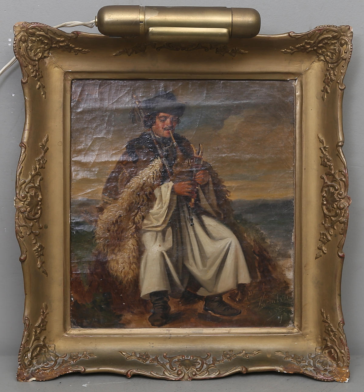 OIDENTIFIERAD KONSTNÄR. Herde med säckpipa. Olja på duk. Signerad Komlon 855/9.