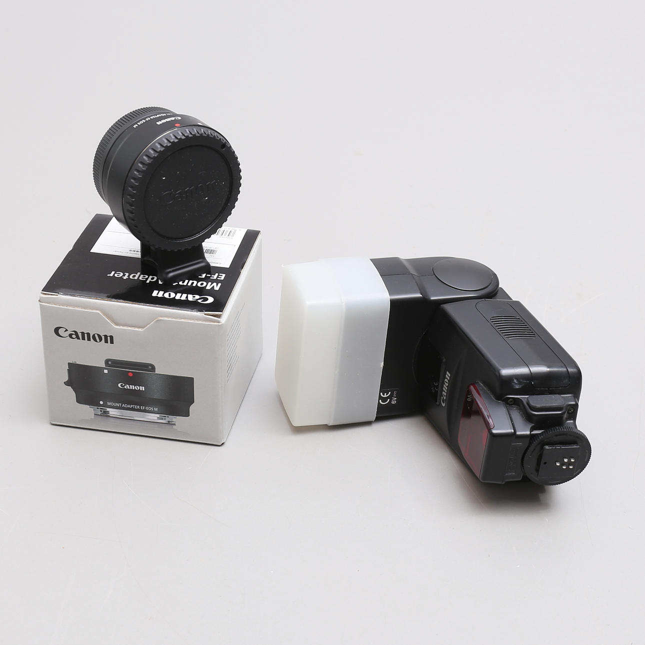 Kamerazubehör Canon, Blitz und Adapter.