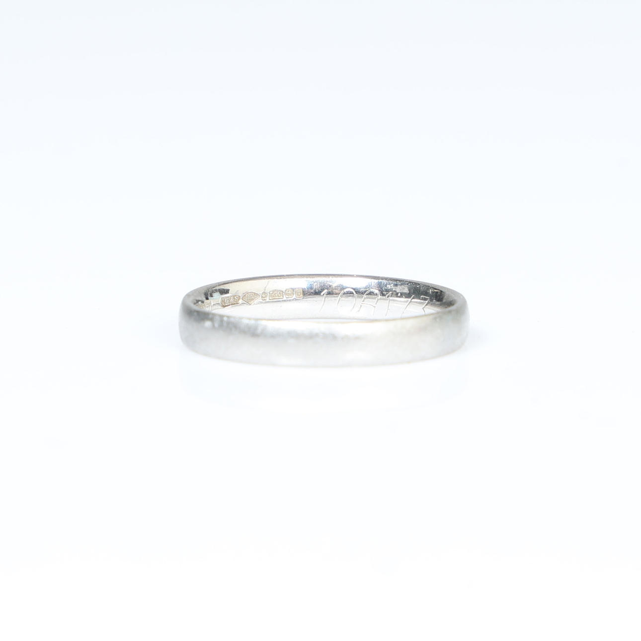 ETT PLATINA BRÖLLOPSBAND.