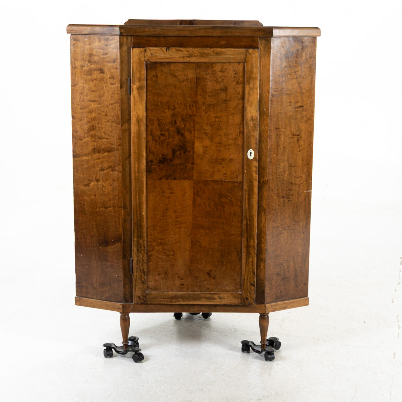 HÖRNSKÅP, björk, 1900-talets andra hälft.