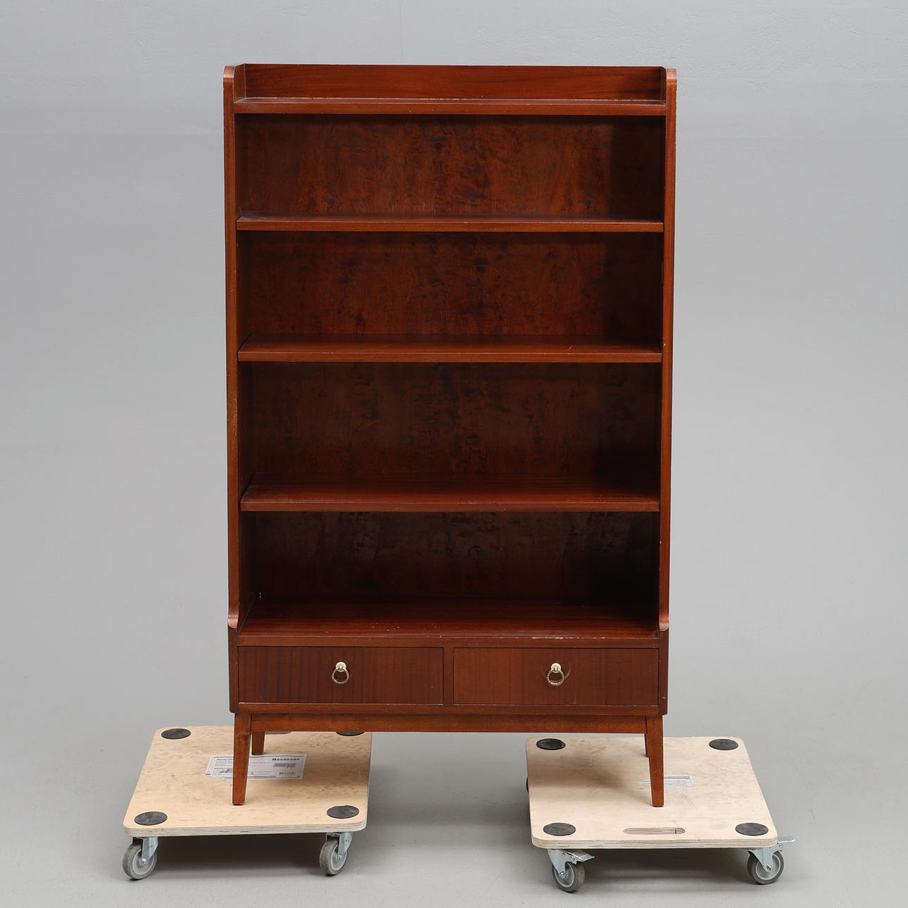 REOL. Mørkbejdset hårdttræ, 20. århundrede.