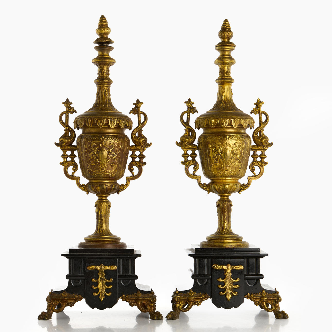 URNAS DECORATIVAS, 1 par, alrededor de 1900.