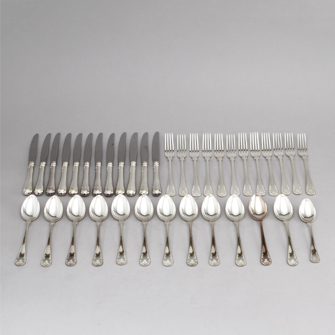 BESTICKUPPSÄTTNING, 37 delar, "Gammal Fransk", silver, totalvikt ca 2240 gram.