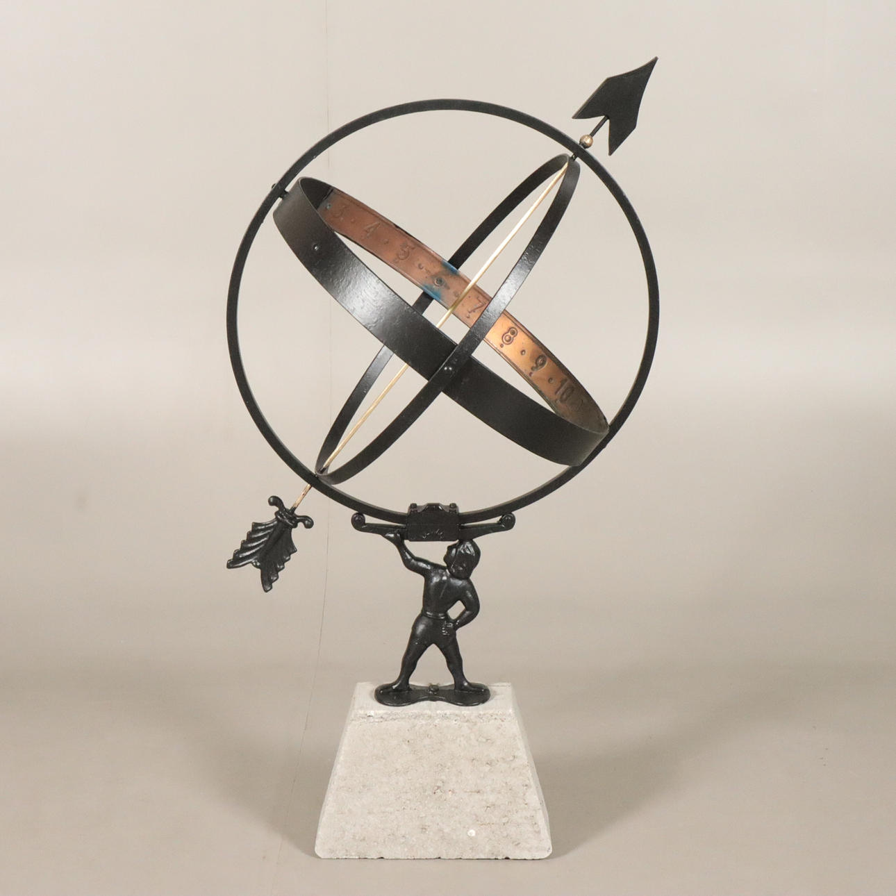 SONNENUHR, Metall auf Steinsockel.