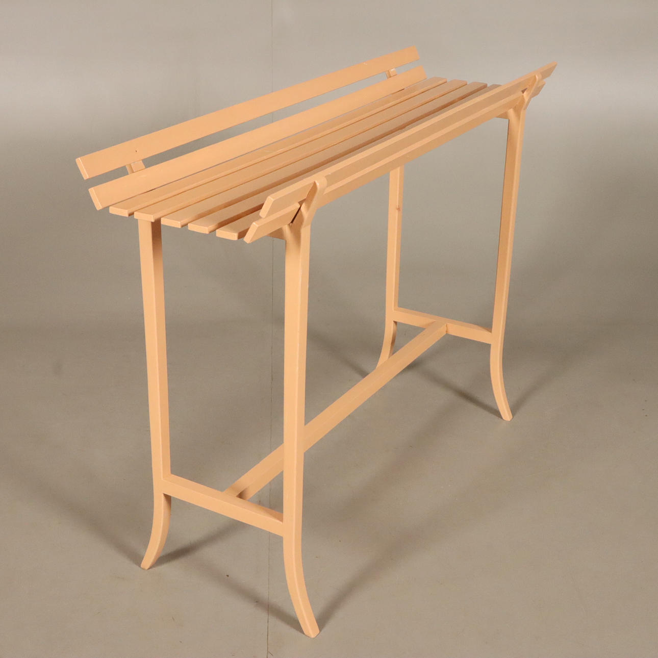 Kukkapenkki, maalattu puu.