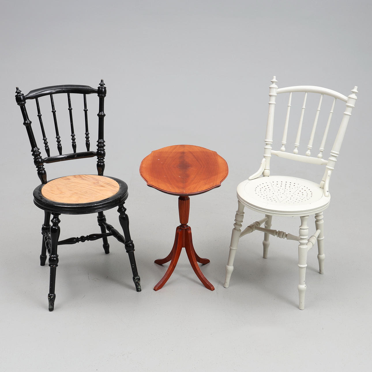 SÄULENSESSEL MIT SÄULENTISCHEN. 3 Teile.