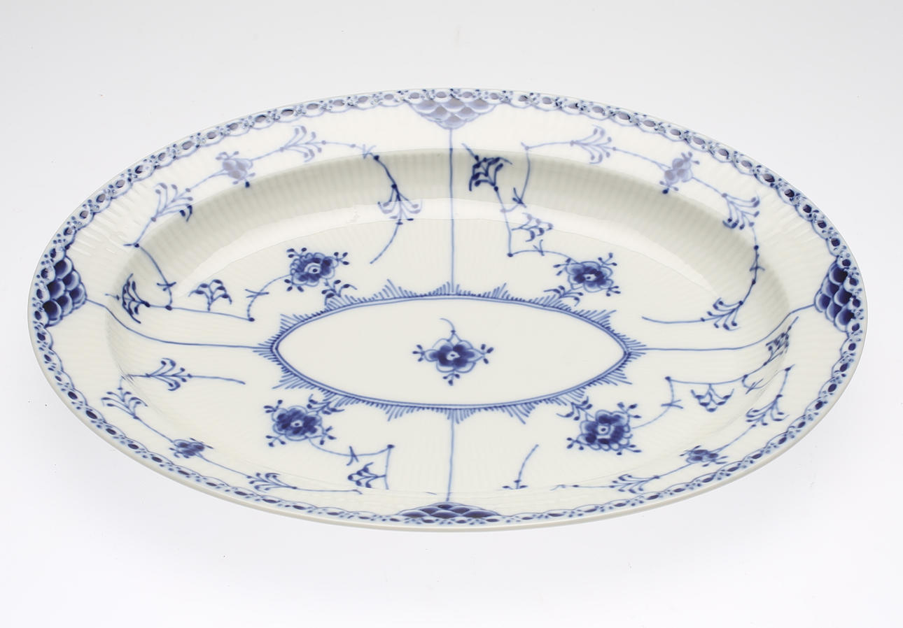 STEKFAT, porslin, "Musselmalet", halvblond, Royal Copenhagen, Danmark.