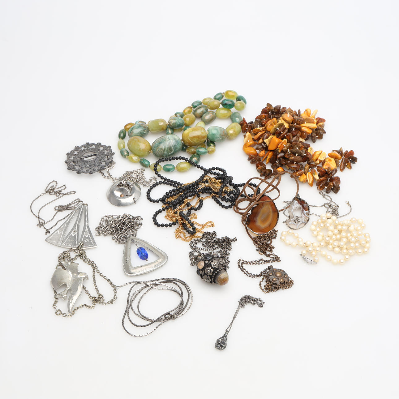 PARTI BIJOUTERIER samt 3 delar silver.