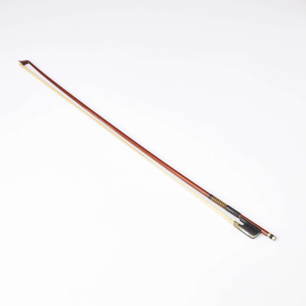 CONRAD GÖTZ. Violinstråke, "Conrad Götz **", ebenholtz, oktagonal, stämpelmärkt.