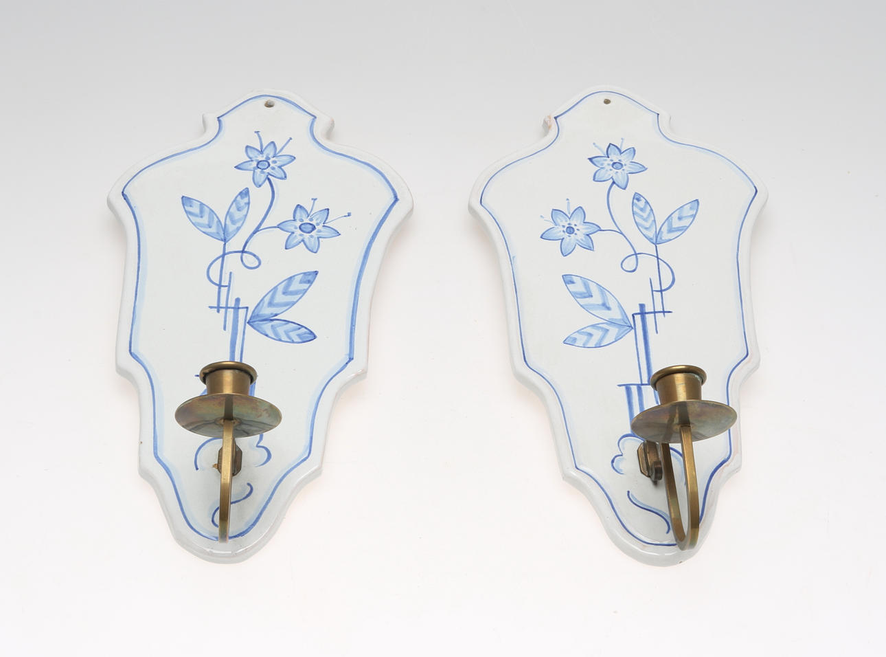 VÄGGLAMPETTER, 1 par, keramik,Sandbäcks kakelfabrik Kalmar, 1900-talets första del.