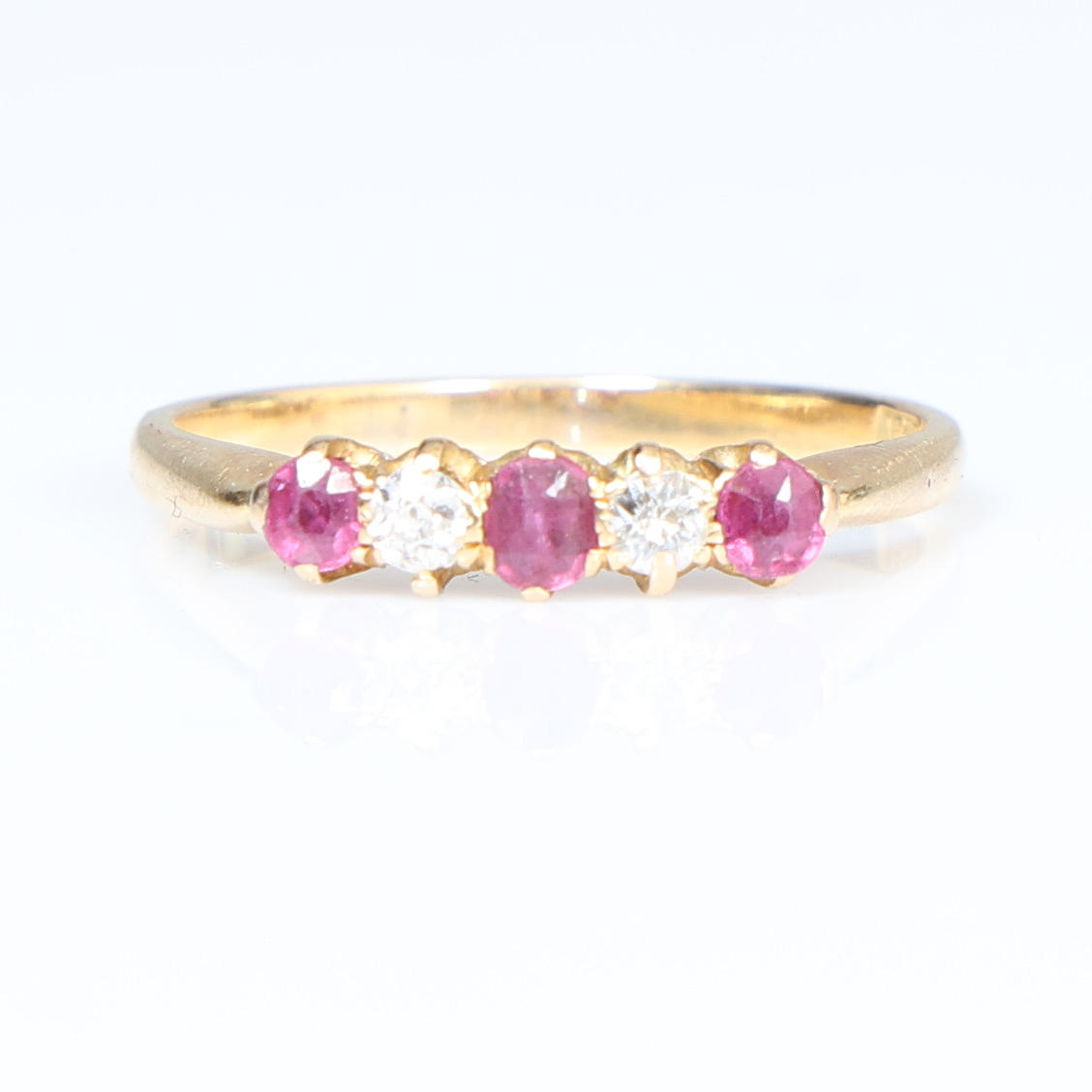 AN 18 CARAT GOLD, RUBY AND DIAMOND RING.