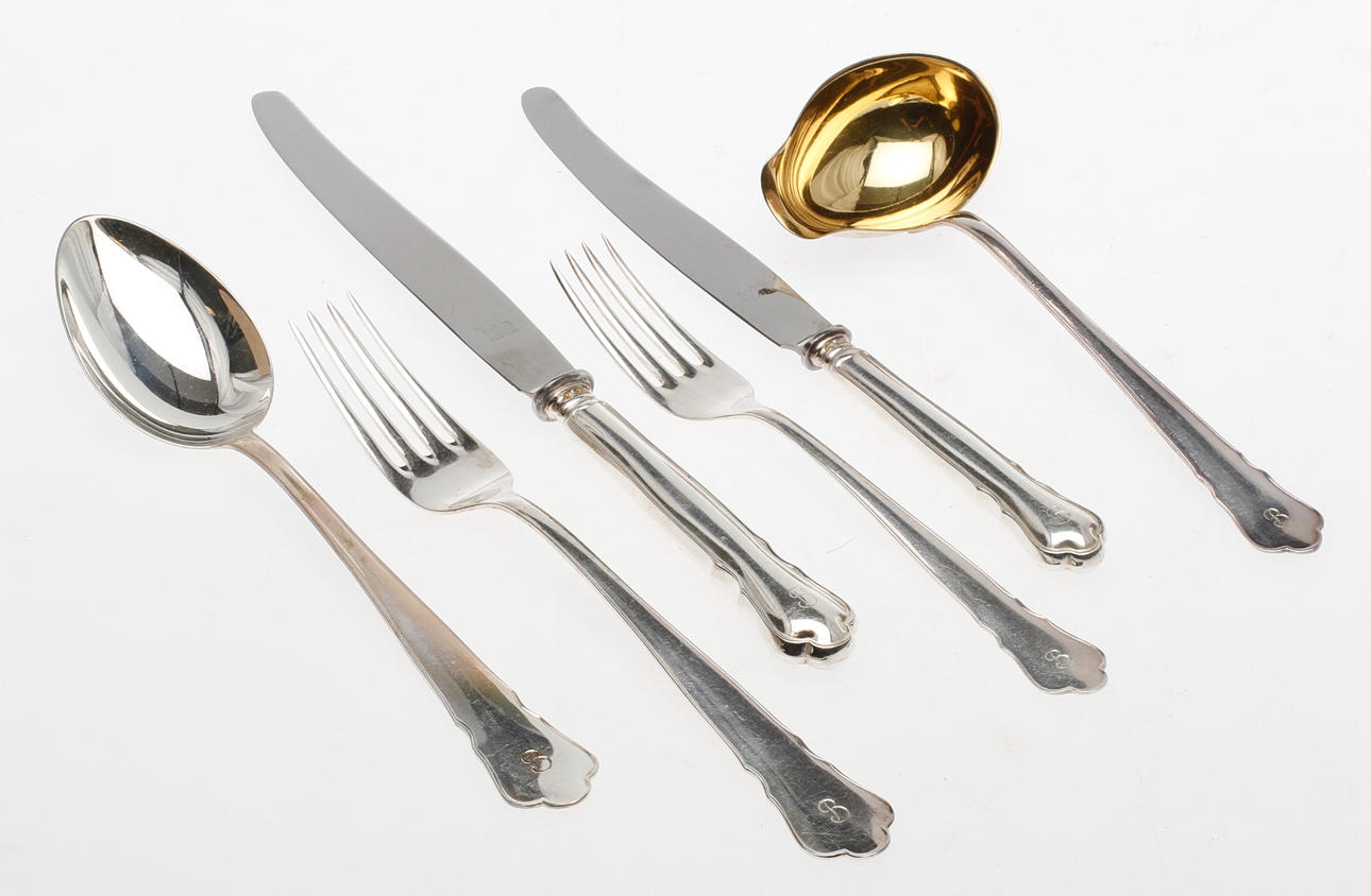 BORDSBESTICK, 35 delar, silver, "Chippendale", GAB, Stockholm, vikt ca 1745 gram.