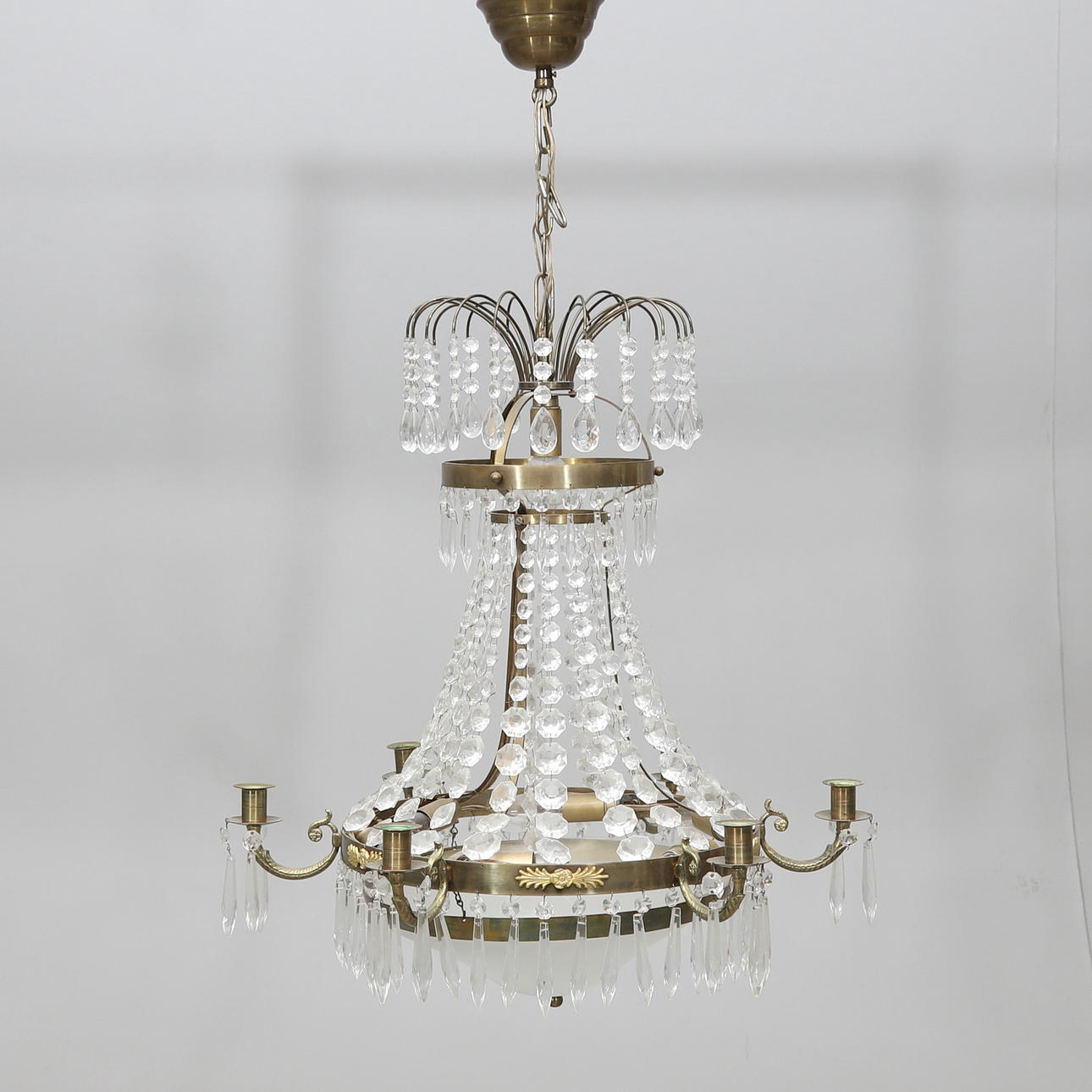 Un candelabro estilo armpiro, del siglo XX.
