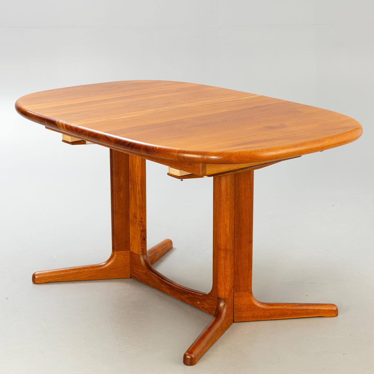 Extendable teak dining table. 2nd Halves 20. Jh.