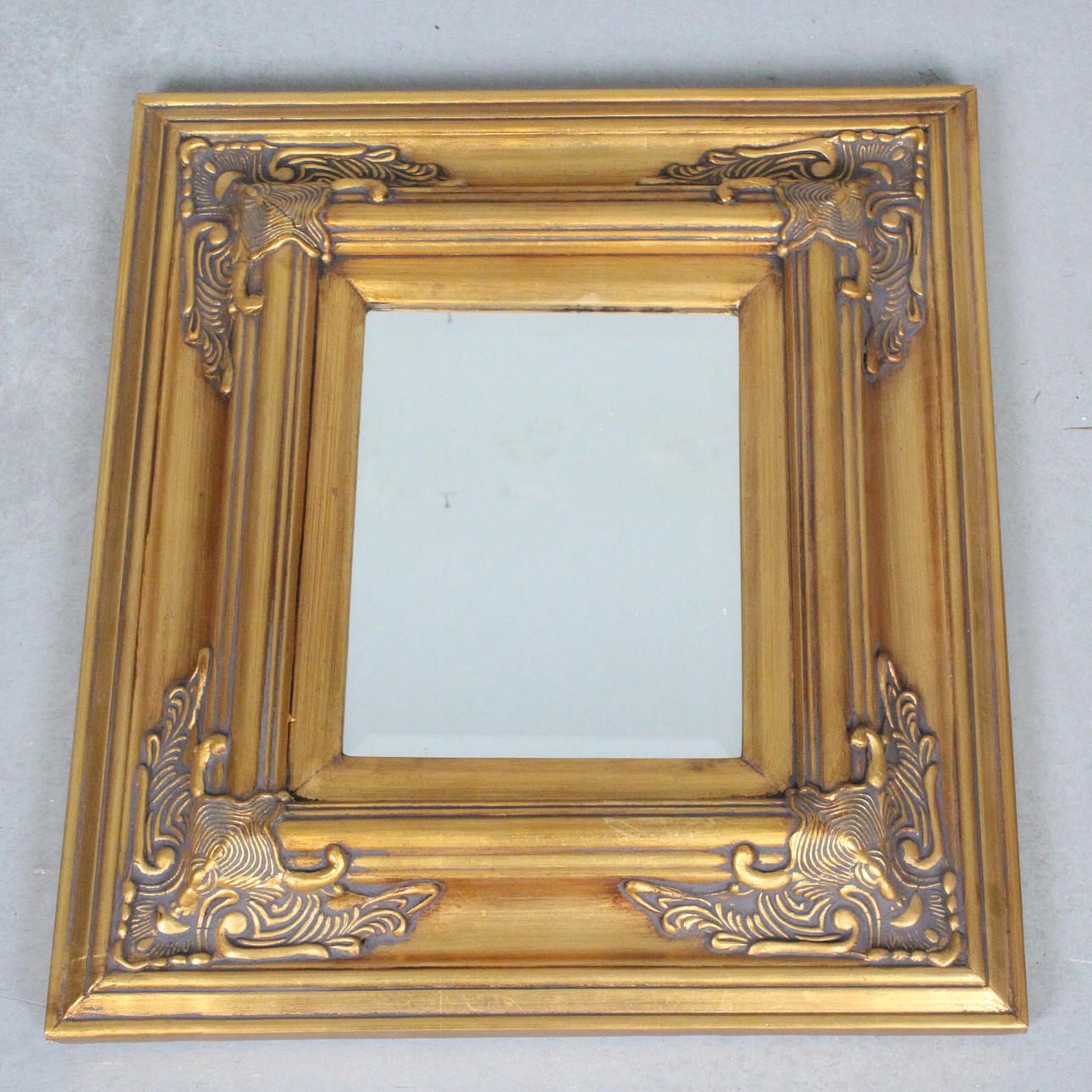 Mirrors/wall mirrors.