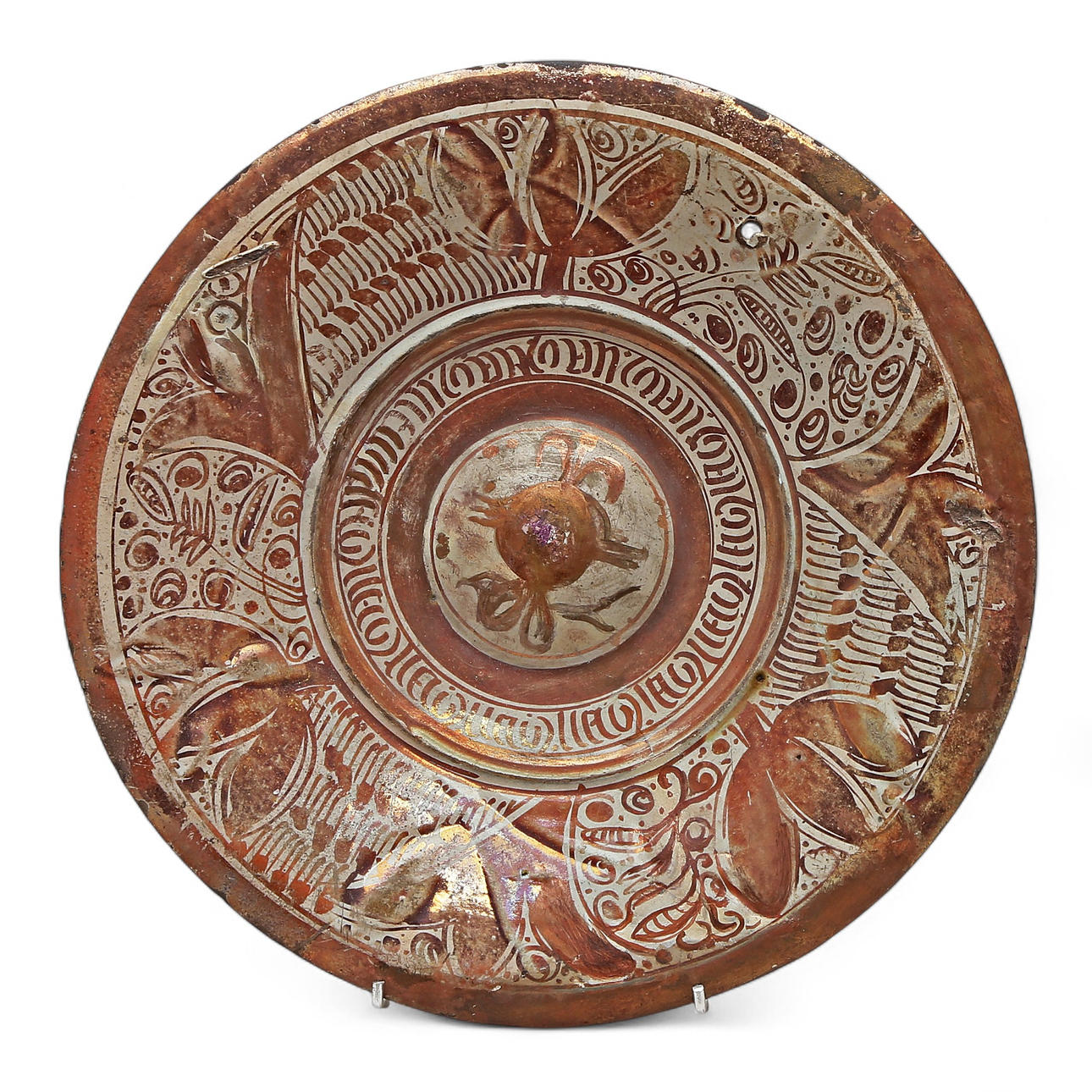 Dish in metallic reflection earthenware fromTriana or Manises, 16th Century.