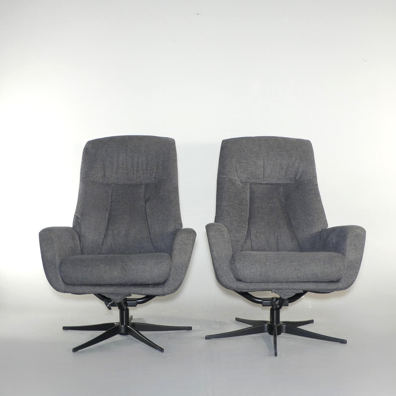 DREHSESSEL MIT FUSSHOCKERN, ein Paar, Hagagruppen.