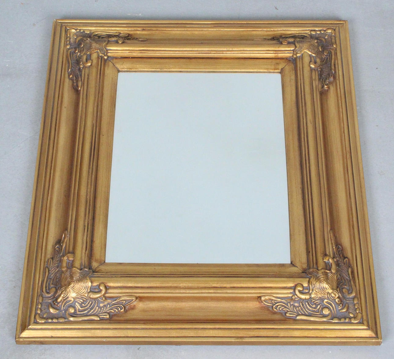 Mirrors/wall mirrors.