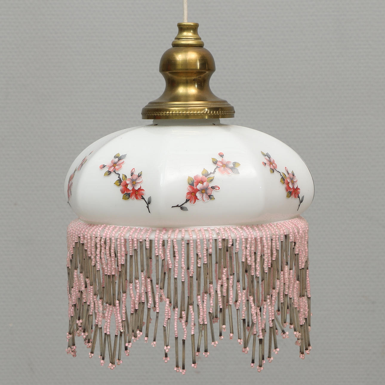 Deckenlampe aus Glas/Messing, Perlenfransen, 20. Jahrhundert.