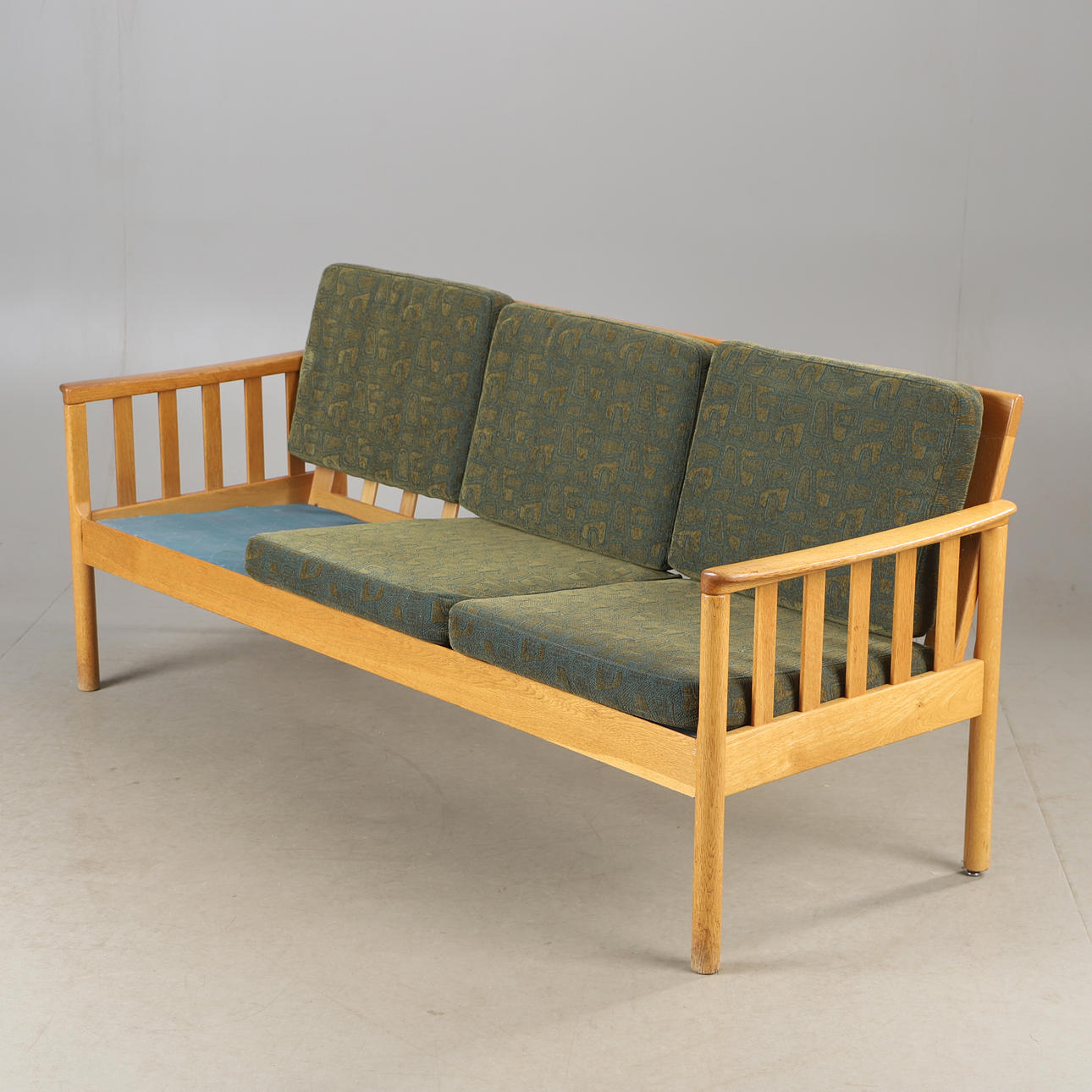 Ein Eichensofa, Skaraborgs Möbelindustri, Mitte des 20. Jahrhunderts.