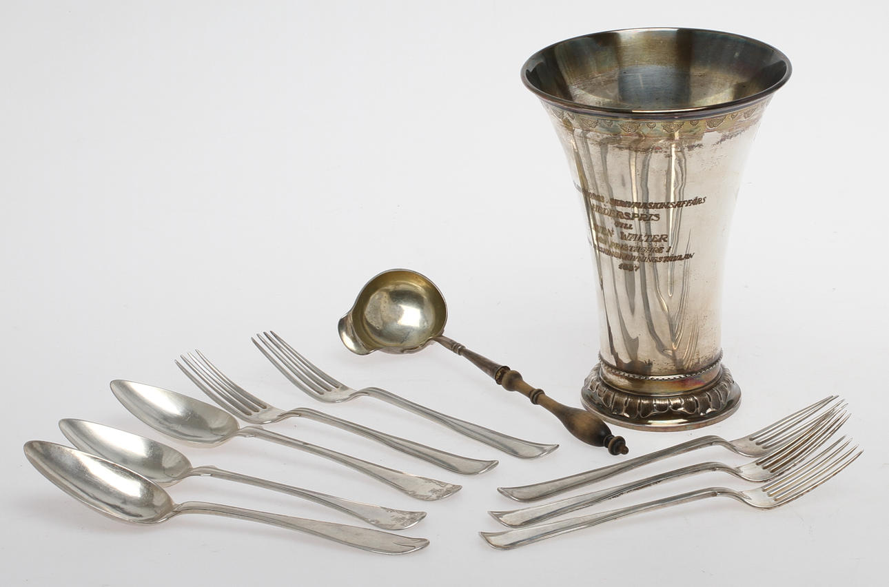 PARTI SILVER, 10 delar, bland annat pokal samt bestick, 1800/1900-tal. Total vikt (inkl träskaft) 768 gram.